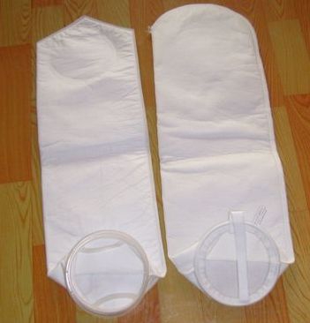 選擇和購買氣體過濾器應(yīng)該關(guān)注哪些指標(biāo)。過濾袋所有原料均是本白色，未經(jīng)任何特別漂染處理，完全符合環(huán)保標(biāo)準(zhǔn)，更由于針刺氈的三維過濾層，使得液體流過過濾袋時，顆粒會由于深層過濾機(jī)理滯留于液體過濾袋的內(nèi)壁表面及深層，對固體或膠體顆粒具有高捕集效率 針刺氈過濾袋 是指袋式除塵器中配套的布袋，有除塵布制成。在火力發(fā)電，鋼鐵，以及水泥行業(yè)的生產(chǎn)過程中，會產(chǎn)生大量的灰塵，從而造成對大氣的嚴(yán)重污染，所以，國家對這類企業(yè)的大氣排放制定了嚴(yán)格的要求，而袋式除塵是廣泛使用的一種理想除塵方式，除塵袋（除塵濾袋）被稱為袋式除塵器的心臟，對于除塵效果起到非常重要的作用針刺氈過濾袋塑料環(huán)全熱溶焊接濾袋除同樣具有上述特征以外，濾袋的底部、側(cè)面及領(lǐng)環(huán)連接的方法都以熱溶方法焊接。傳統(tǒng)線縫濾袋由于針孔、材質(zhì)不均勻所產(chǎn)生的旁漏問題，纖維脫落問題等都被此種全熱熔焊接的濾袋解決，適用于更高要求的行業(yè)使用 